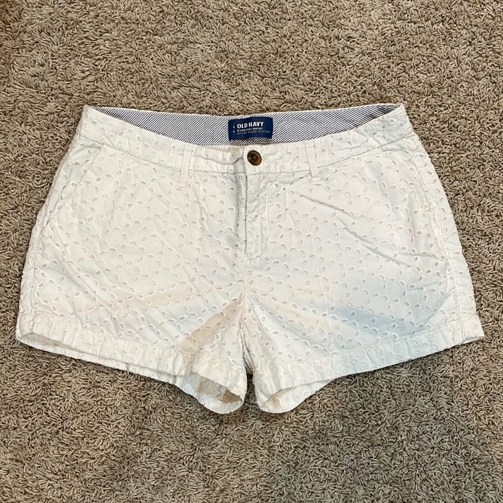 Women’s white Old Navy “Everyday Short” shorts, size 6